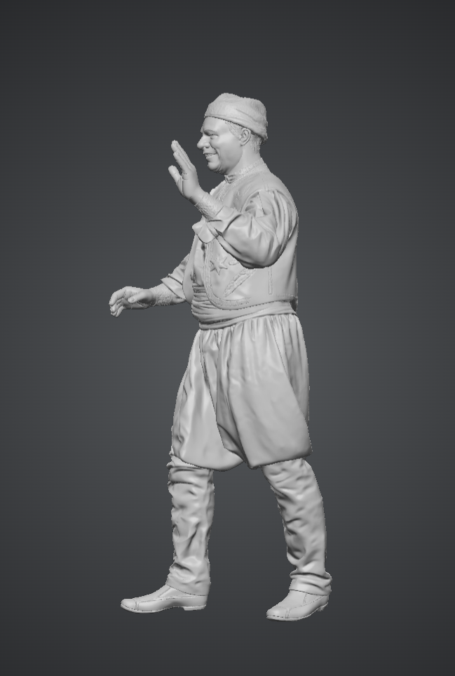 DG068 Tall man in African attire