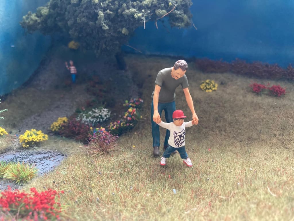 MM877 Male and Toddler walking Figure