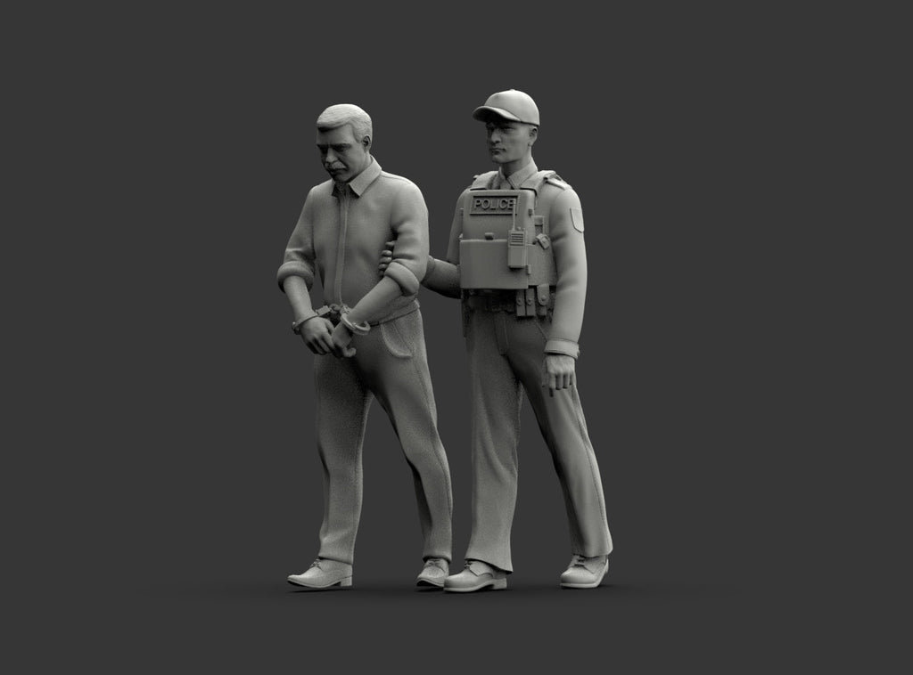 MM1224 Policeman Walking Suspect