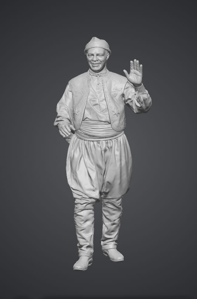DG068 Tall man in African attire