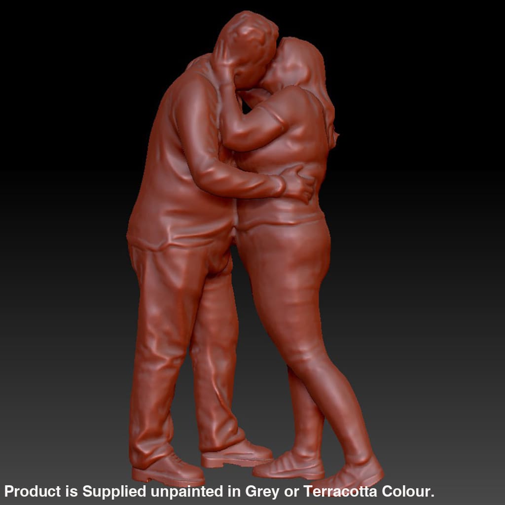 DSP261 Couple Kissing Figure