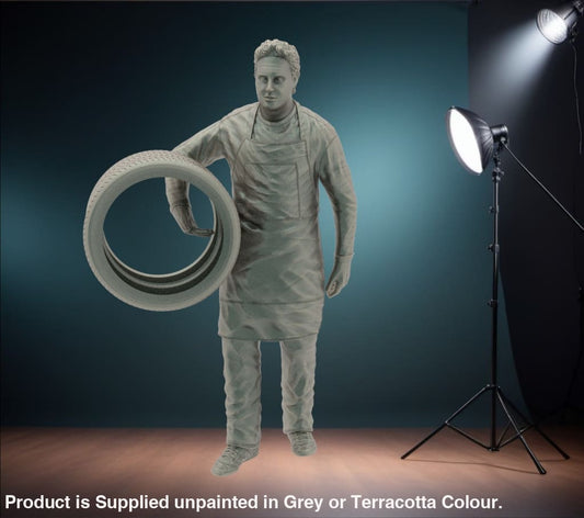 MM1115 Man Carrying Tyres B Figure