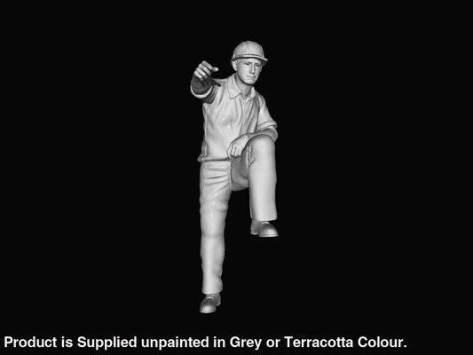 MM416 Builder leg up pointing Figure