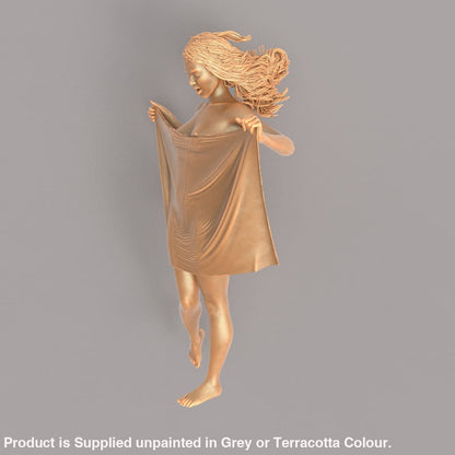 MM432 Young Girl Holding Towel Up 18 + Figure