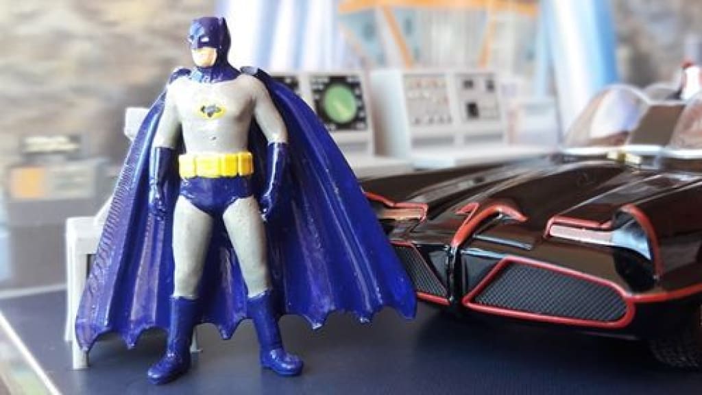 MM491 Batman with Cape Figure
