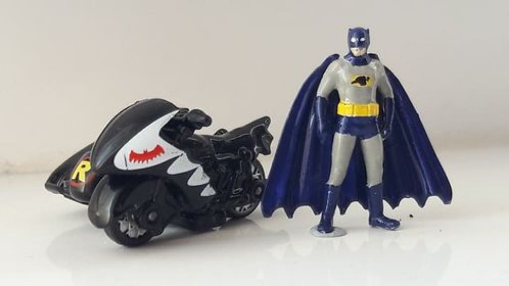 MM491 Batman with Cape Figure