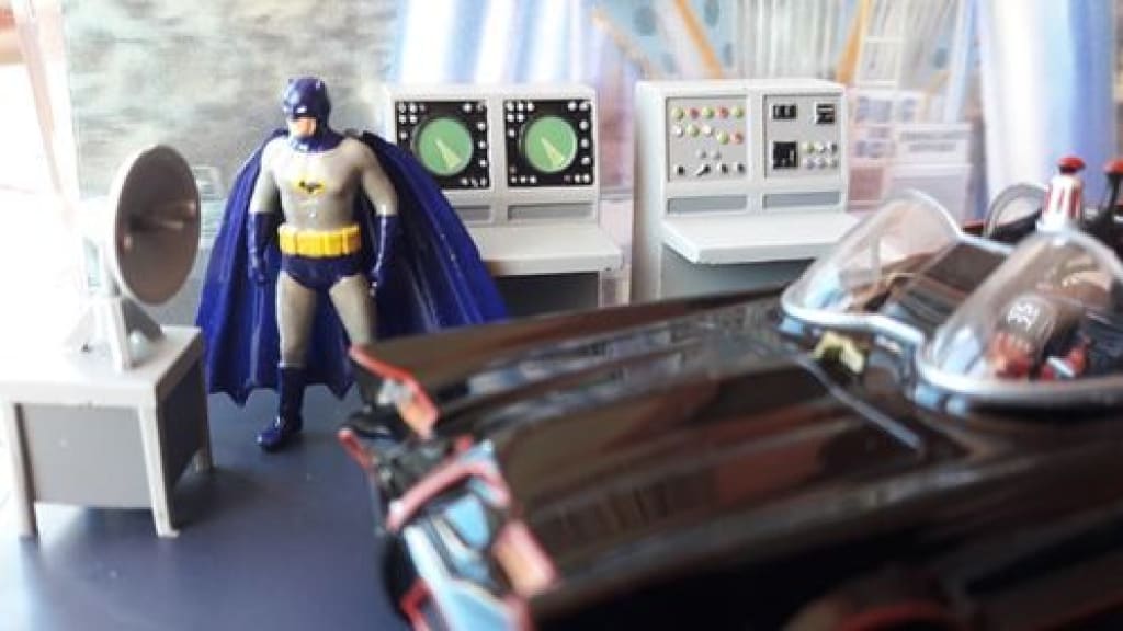 MM491 Batman with Cape Figure