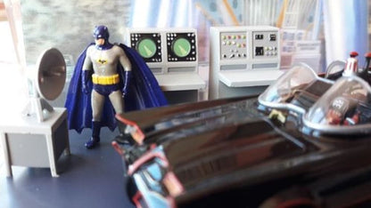 MM491 Batman with Cape Figure