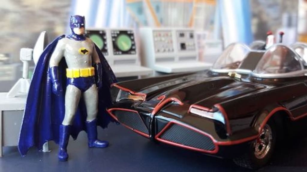 MM491 Batman with Cape Figure