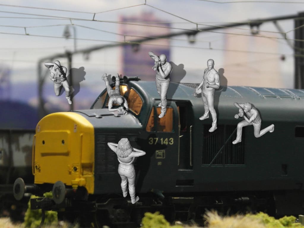 MM718 OO Scale Flasher/Camera Men Scene 18 + Figure