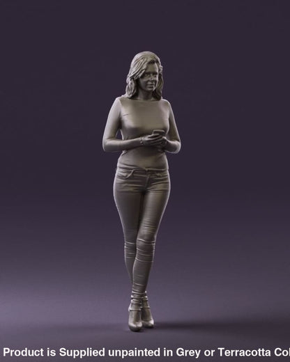 Mm845 Blond Woman With Phone Figure