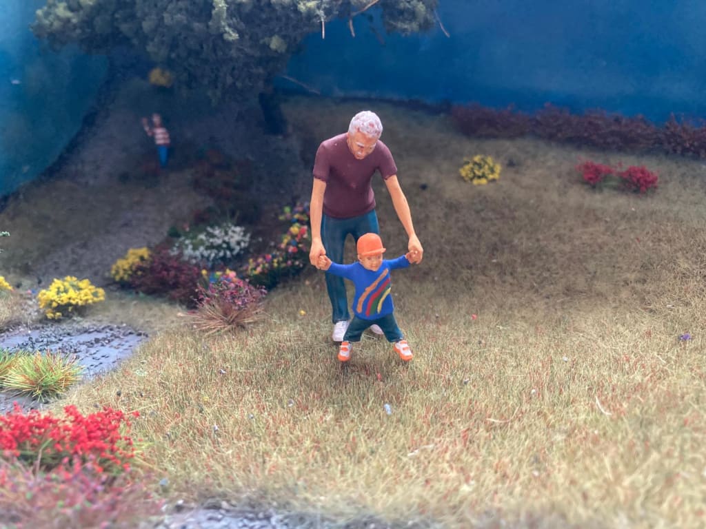 MM877 Male and Toddler walking Figure