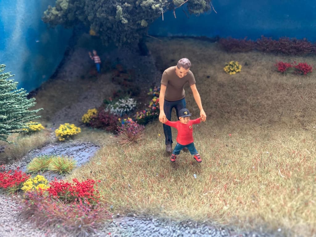 MM877 Male and Toddler walking Figure