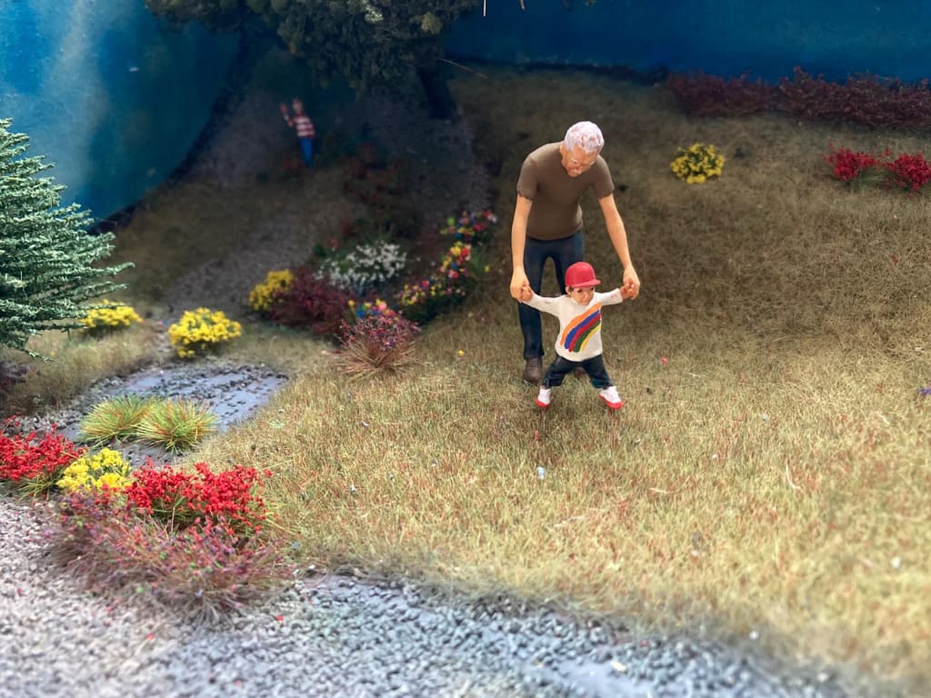 MM877 Male and Toddler walking Figure